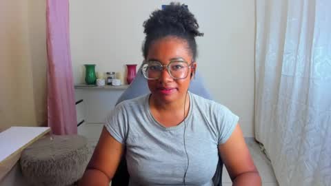 Snapshot of romantic_stargirl chatting on 05/06/26, 02:51 Is A Belle online show from 05/06/26, 02:51