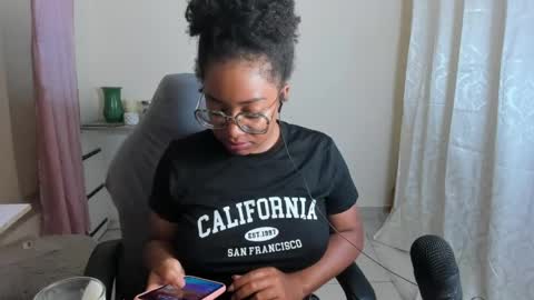Snapshot of romantic_stargirl chatting on 05/11/26, 04:29 Is A Belle online show from 05/11/26, 04:29