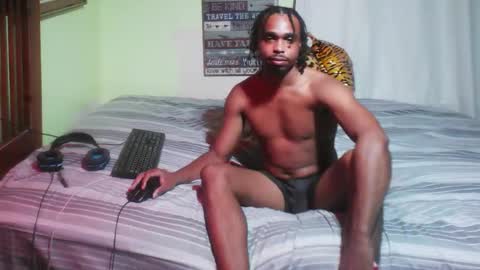 Snapshot of romeotyn chatting on 10/20/25, 01:06 romeotyn online show from 10/20/25, 01:06