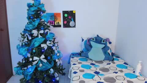 Snapshot of rooxxyy_ chatting on 12/15/24, 01:13    online show from 12/15/24, 01:13