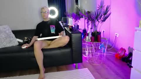 Snapshot of rosacatalleya chatting on 06/15/26, 04:25 Rose online show from 06/15/26, 04:25