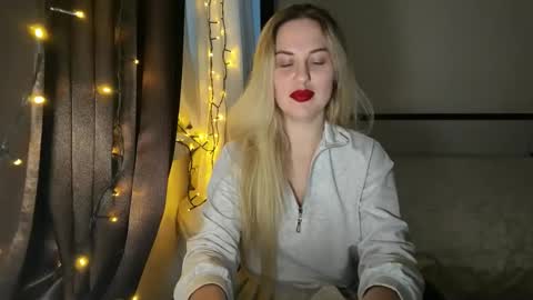 Snapshot of rosaliiiiii chatting on 10/18/25, 03:13 Rosali online show from 10/18/25, 03:13