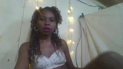 Snapshot of rosalinda933 chatting on 04/19/26, 11:07 Rosalinda online show from 04/19/26, 11:07