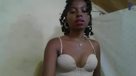 Snapshot of rosalinda933 chatting on 04/25/26, 10:40 Rosalinda online show from 04/25/26, 10:40