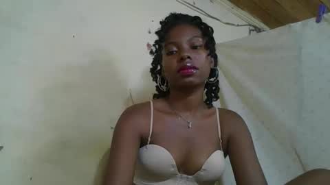 Snapshot of rosalinda933 chatting on 04/25/26, 03:53 Rosalinda online show from 04/25/26, 03:53