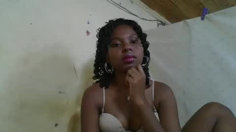 Snapshot of rosalinda933 chatting on 04/26/26, 03:59 Rosalinda online show from 04/26/26, 03:59