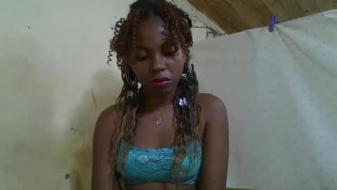 Snapshot of rosalinda933 chatting on 04/28/26, 02:27 Rosalinda online show from 04/28/26, 02:27