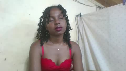 Snapshot of rosalinda933 chatting on 04/28/26, 04:34 Rosalinda online show from 04/28/26, 04:34