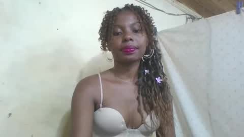 Snapshot of rosalinda933 chatting on 05/01/26, 10:47 Rosalinda online show from 05/01/26, 10:47