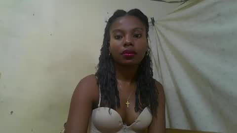 Snapshot of rosalinda933 chatting on 05/18/26, 01:35 Rosalinda online show from 05/18/26, 01:35
