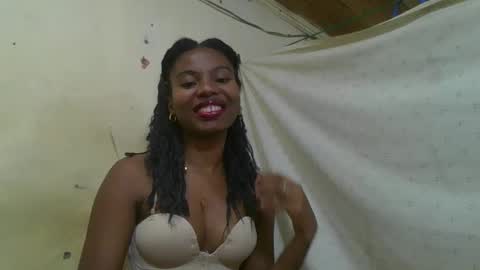 Snapshot of rosalinda933 chatting on 05/18/26, 05:52 Rosalinda online show from 05/18/26, 05:52