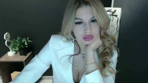 Snapshot of rosaline_ly chatting on 05/17/26, 12:34 Rosalina online show from 05/17/26, 12:34