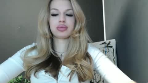 Snapshot of rosaline_ly chatting on 05/28/26, 04:26 Rosalina online show from 05/28/26, 04:26