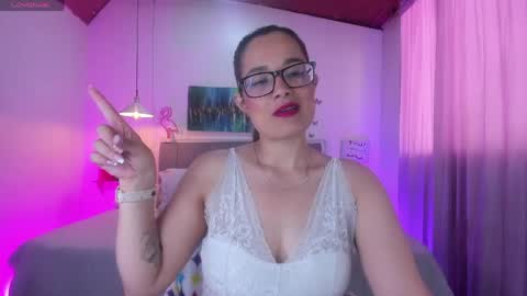 Snapshot of rose_thompson1 chatting on 04/27/26, 01:42 Rose online show from 04/27/26, 01:42