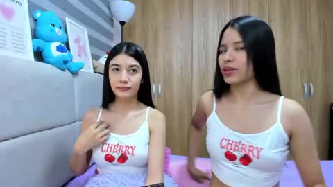Snapshot of roseandmiah chatting on 06/17/26, 03:09 Rose y Miah online show from 06/17/26, 03:09