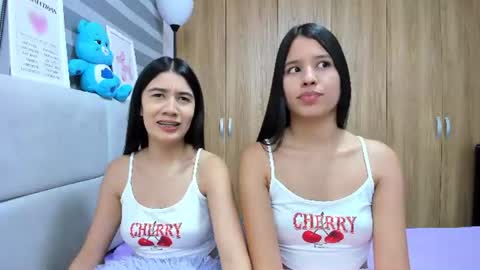 Snapshot of roseandmiah chatting on 07/04/26, 03:35 Rose y Miah online show from 07/04/26, 03:35