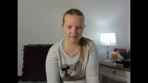 Snapshot of rosehypnotic chatting on 04/17/26, 05:27 Rose online show from 04/17/26, 05:27