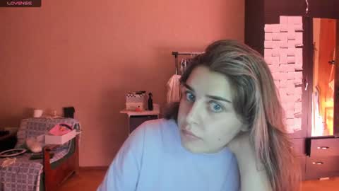 Snapshot of roselina_ chatting on 07/03/26, 06:14 Rose online show from 07/03/26, 06:14