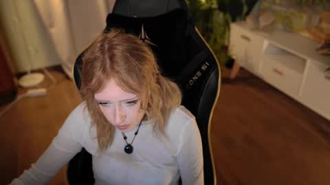 rosy_petal online show from 09/11/25, 11:05