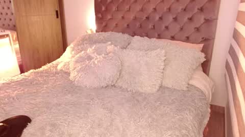 Rouss marie henao  online show from 09/30/25, 09:47