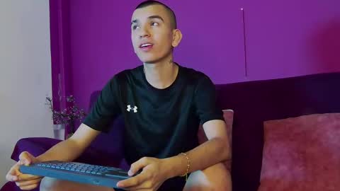 Snapshot of rowancley chatting on 09/16/25, 12:17 Rowan online show from 09/16/25, 12:17