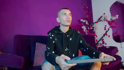 Snapshot of rowancley chatting on 09/18/25, 12:18 Rowan online show from 09/18/25, 12:18