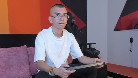 Snapshot of rowancley chatting on 09/24/25, 12:08 Rowan online show from 09/24/25, 12:08