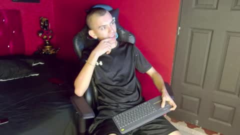 Snapshot of rowancley chatting on 10/01/25, 12:00 Rowan online show from 10/01/25, 12:00