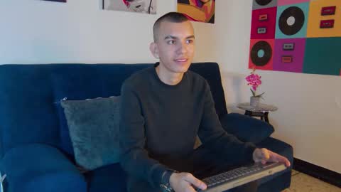 Snapshot of rowancley chatting on 10/17/25, 02:41 Rowan online show from 10/17/25, 02:41