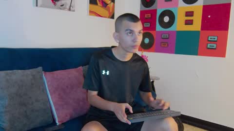 Snapshot of rowancley chatting on 10/18/25, 01:01 Rowan online show from 10/18/25, 01:01