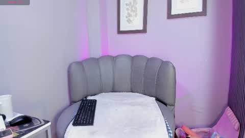 Snapshot of roxanna_moore2 chatting on 06/19/26, 09:29 Roxanna online show from 06/19/26, 09:29