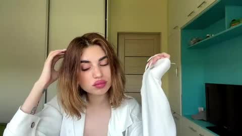 Mia online show from 05/19/26, 10:21