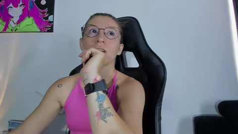 Snapshot of roxanne_jones1 chatting on 06/30/26, 06:20 roxanne online show from 06/30/26, 06:20