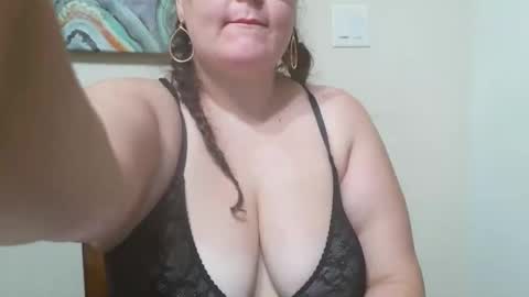 Snapshot of roxiejamesss chatting on 12/15/25, 09:41 roxiejamesss online show from 12/15/25, 09:41