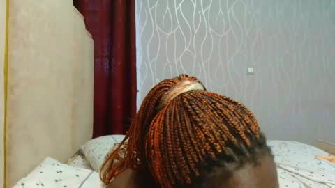 Snapshot of roxy_heather chatting on 04/25/26, 07:55 Roxy online show from 04/25/26, 07:55