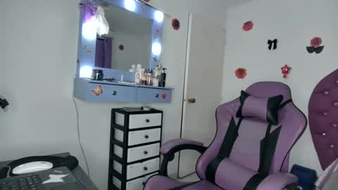 Snapshot of roxy_lu_07 chatting on 06/08/26, 03:29 Roxy online show from 06/08/26, 03:29
