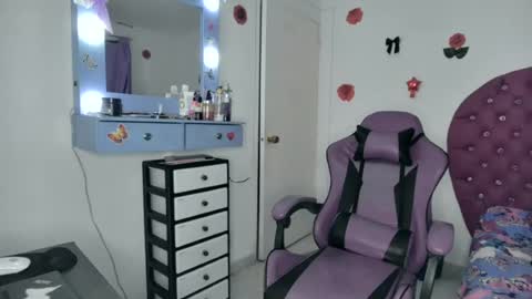 Snapshot of roxy_lu_07 chatting on 06/17/26, 01:52 Roxy online show from 06/17/26, 01:52