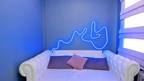 Snapshot of roxy_mars chatting on 02/15/25, 04:14 Roxy online show from 02/15/25, 04:14