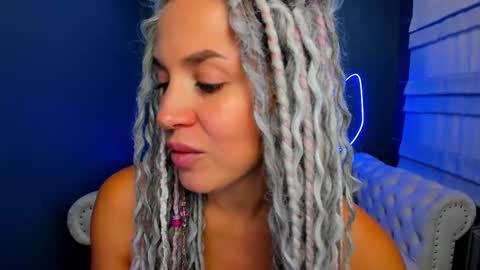 Snapshot of roxy_mars chatting on 09/16/25, 02:01 Roxy online show from 09/16/25, 02:01