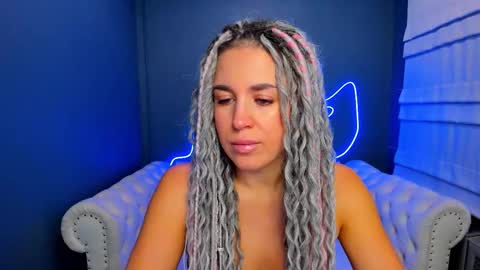 Snapshot of roxy_mars chatting on 10/14/25, 01:17 Roxy online show from 10/14/25, 01:17