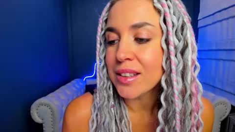 Snapshot of roxy_mars chatting on 10/17/25, 02:04 Roxy online show from 10/17/25, 02:04