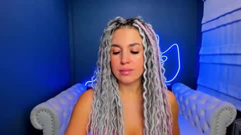 Snapshot of roxy_mars chatting on 10/20/25, 01:17 Roxy online show from 10/20/25, 01:17