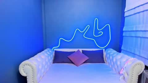 Snapshot of roxy_mars chatting on 10/21/25, 01:39 Roxy online show from 10/21/25, 01:39