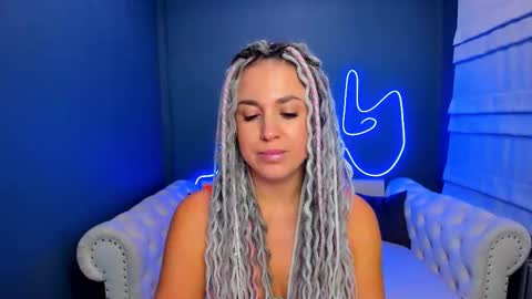 Snapshot of roxy_mars chatting on 10/25/25, 01:35 Roxy online show from 10/25/25, 01:35