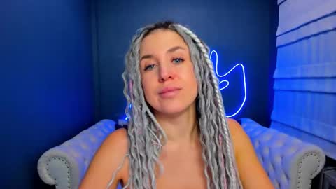 Snapshot of roxy_mars chatting on 12/19/25, 01:23 Roxy online show from 12/19/25, 01:23