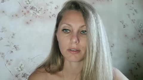 roxyfox18x01 online show from 09/26/25, 06:39