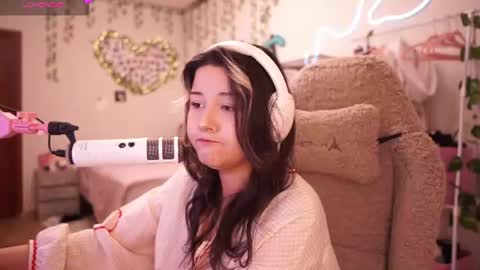 Snapshot of roxysuh chatting on 07/06/26, 08:33 roxysuh online show from 07/06/26, 08:33