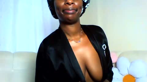 Snapshot of royal_petite10 chatting on 07/27/26, 11:17 kate online show from 07/27/26, 11:17