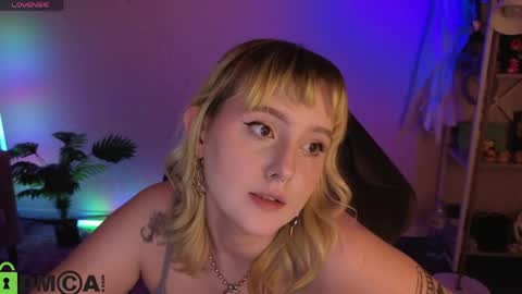 Snapshot of roziett_belle chatting on 04/25/26, 01:41 Roziett online show from 04/25/26, 01:41
