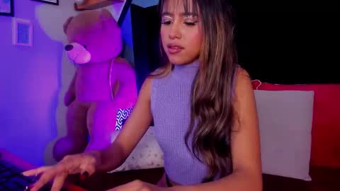 Snapshot of rue_zue chatting on 11/25/25, 01:33 rue_zue online show from 11/25/25, 01:33